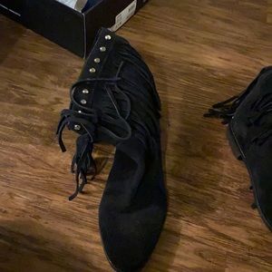 Ankle suede boots with fringe